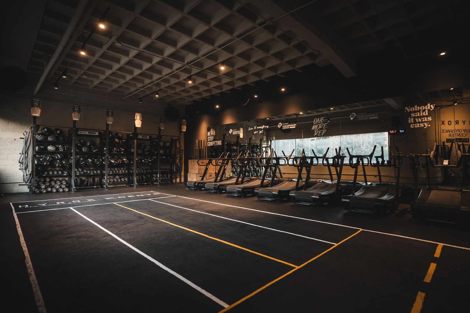 Piso de entrenamiento con equipamiento CENTR x HYROX